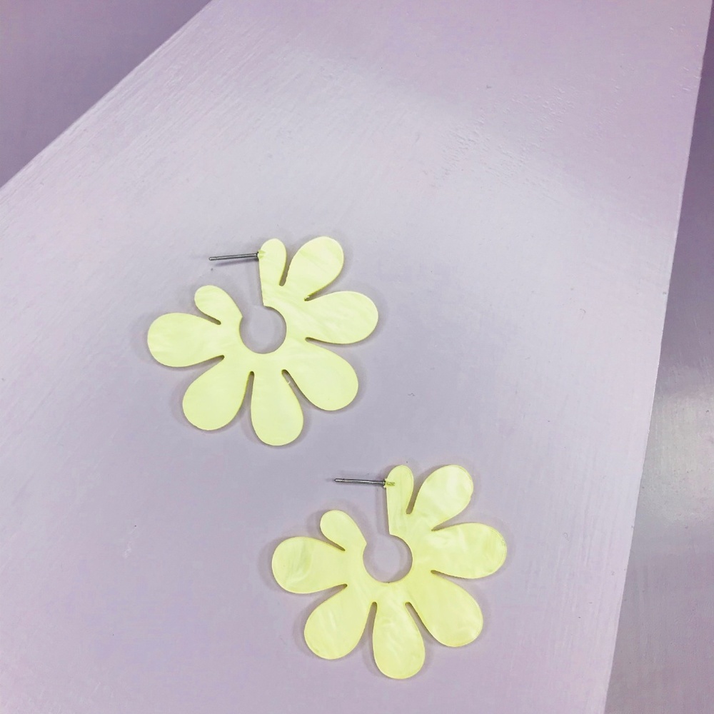 🆑 Yellow Blossom Hoop Earrings - Picture 4 of 5